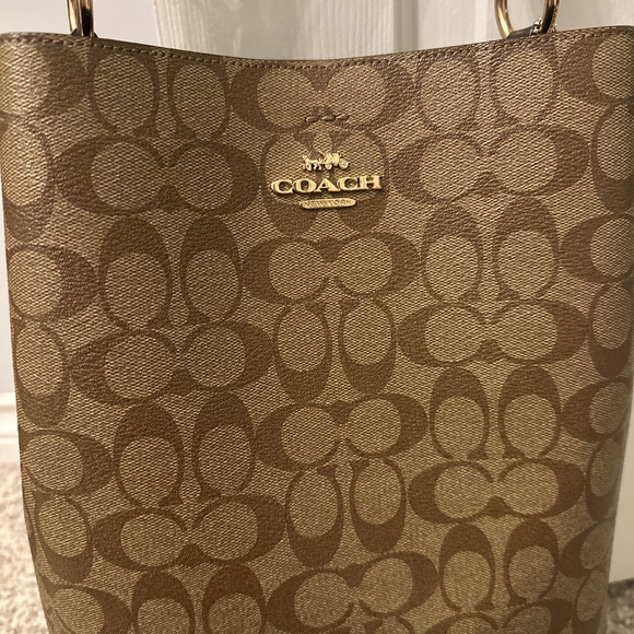 Coach bucket purse - Picture 2 of 6